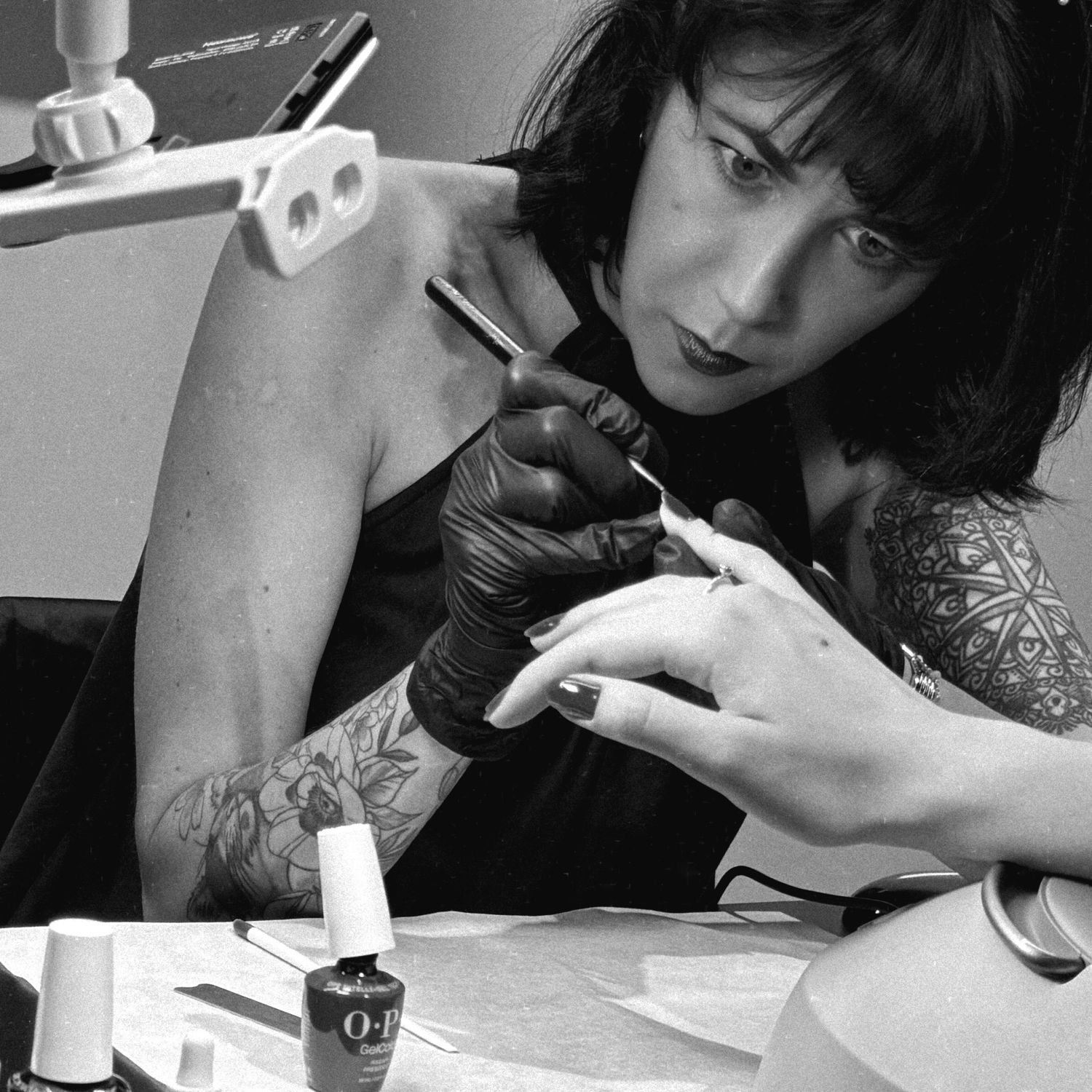 Geisa Coelho at work, painting a client's nails