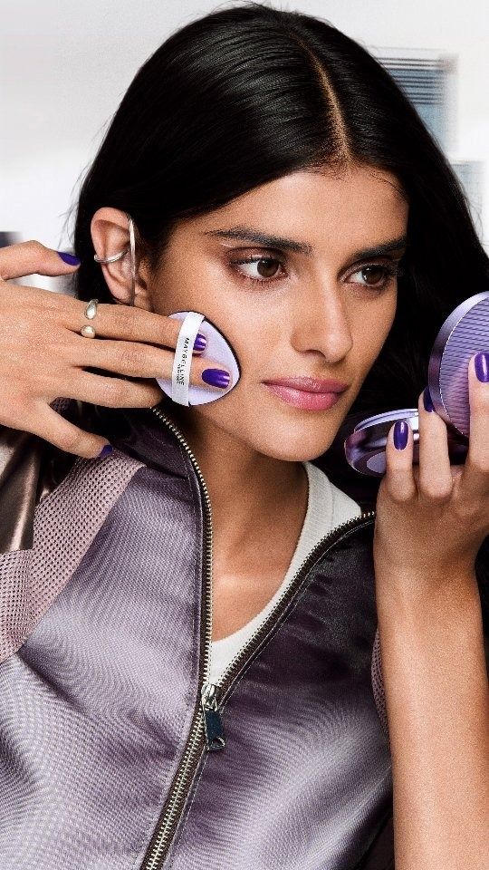 Model with violet nails holding the Super Stay Matte Max cushion to her cheek